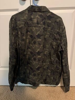 Levi's Men's Camo Utility Field Jacket in Olive Green and Dark Green